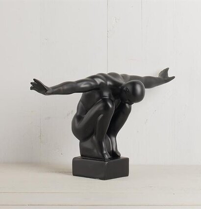 Hukande Man Svart skulptur av Multi Agentur på vit bas