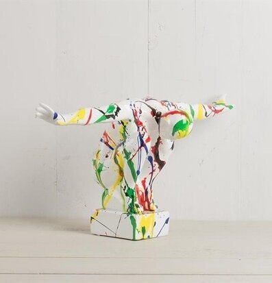 Hukande Man Splash från Multi Agentur, färgglad skulptur