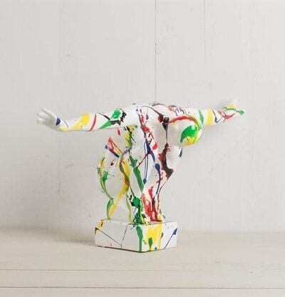 Hukande Man Splash från Multi Agentur, färgglad skulptur