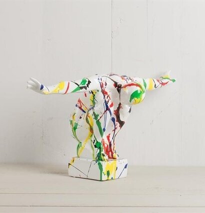 Hukande Man Splash från Multi Agentur, färgglad skulptur