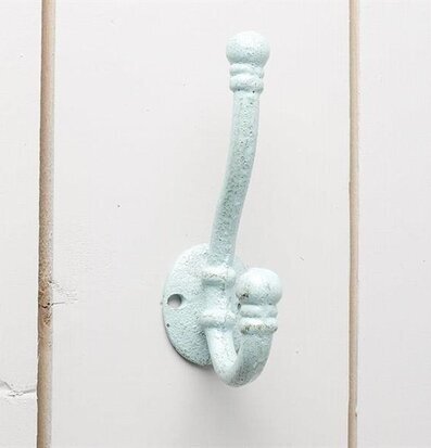 Krok Mintgrön Metall från Multi Agentur på ljus träpanel