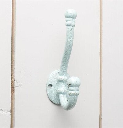 Krok Mintgrön Metall från Multi Agentur på ljus träpanel