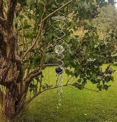 Vindspel Spiral Blå Med Klar Kula från Multi Agentur i trädgård