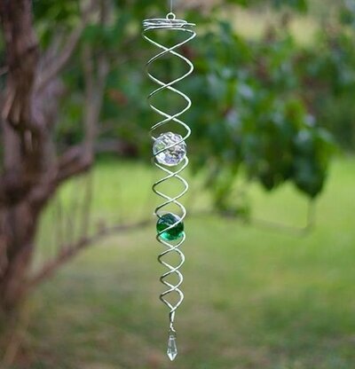 Vindspel Spiral Grön Med Klar Kula från Multi Agentur i trädgård