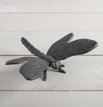 Trollslända Gjuten Trädgård från Multi Agentur på ljus yta