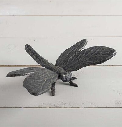 Trollslända Gjuten Trädgård från Multi Agentur på ljus yta