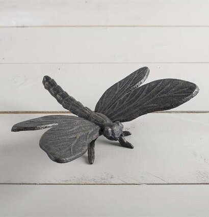 Trollslända Gjuten Trädgård från Multi Agentur på ljus yta