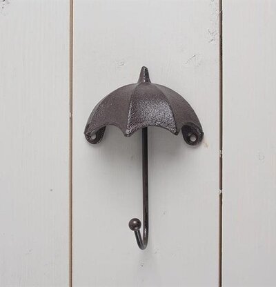 Krok Paraply från Multi Agentur monterad på vit trävägg