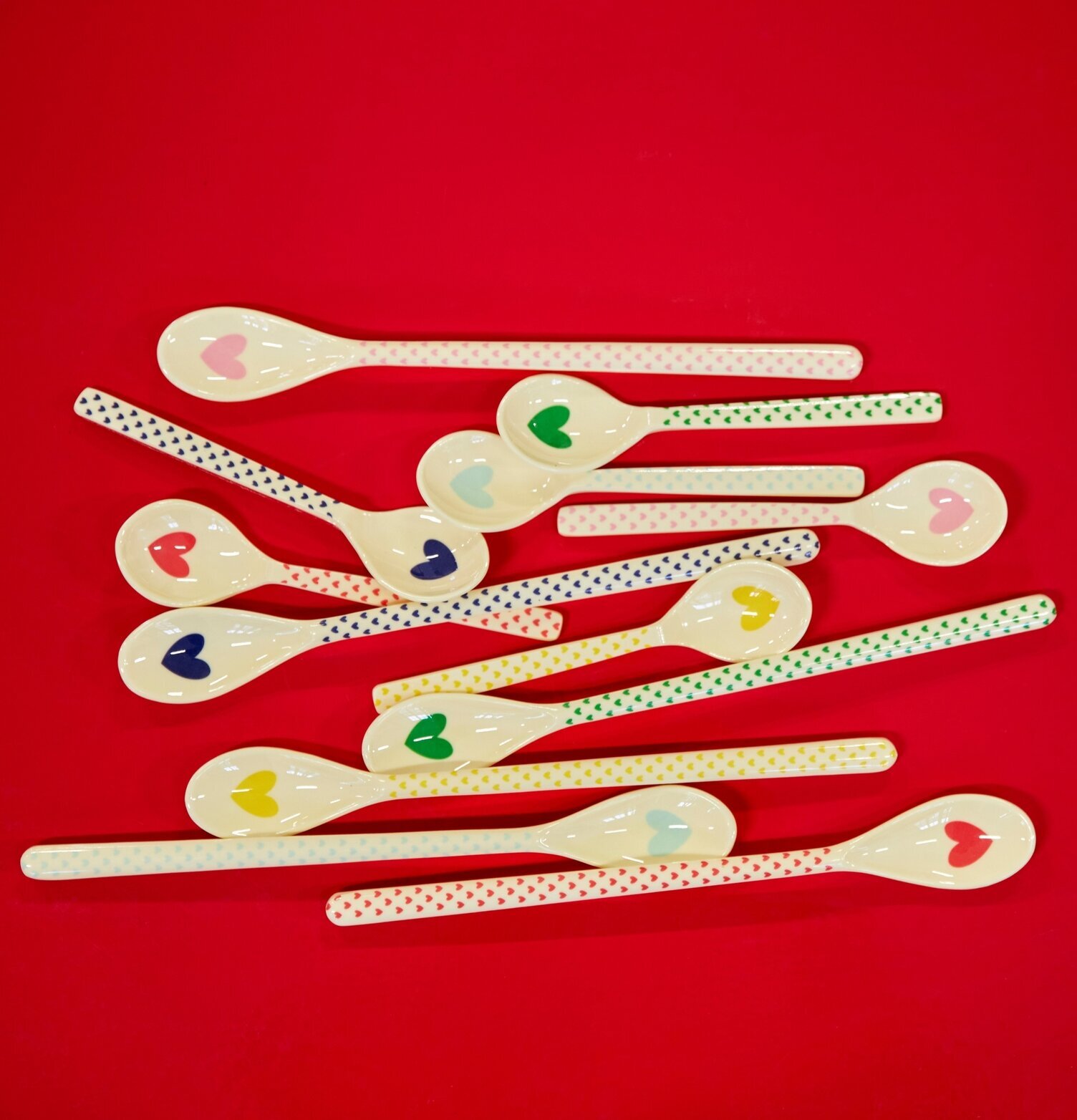 Långa Skedar - Favorite Hearts Print från Rice på röd bakgrund