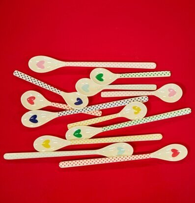 Långa Skedar - Favorite Hearts Print från Rice på röd bakgrund