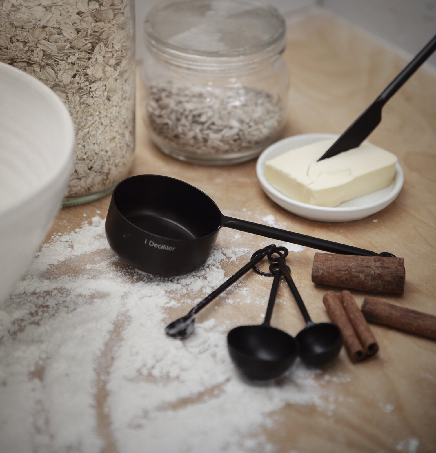 Decilitermått Svart Metall från Ernst i en köksmiljö