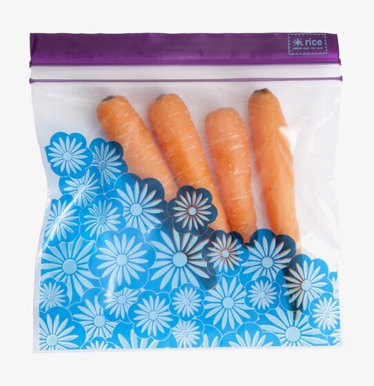 Plastpåse Ziplock Medium Blå från Rice fylld med morötter
