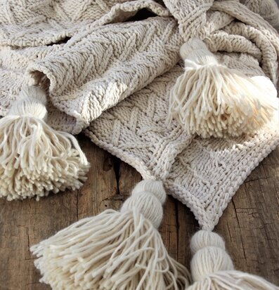 Pläd Majas Cottage Beige från Majas Cottage med tofsar