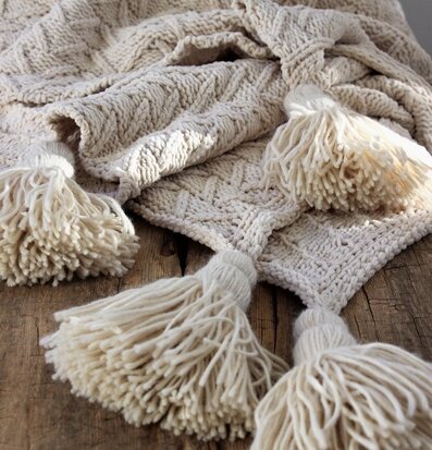 Pläd Majas Cottage Beige från Majas Cottage på rustikt bord