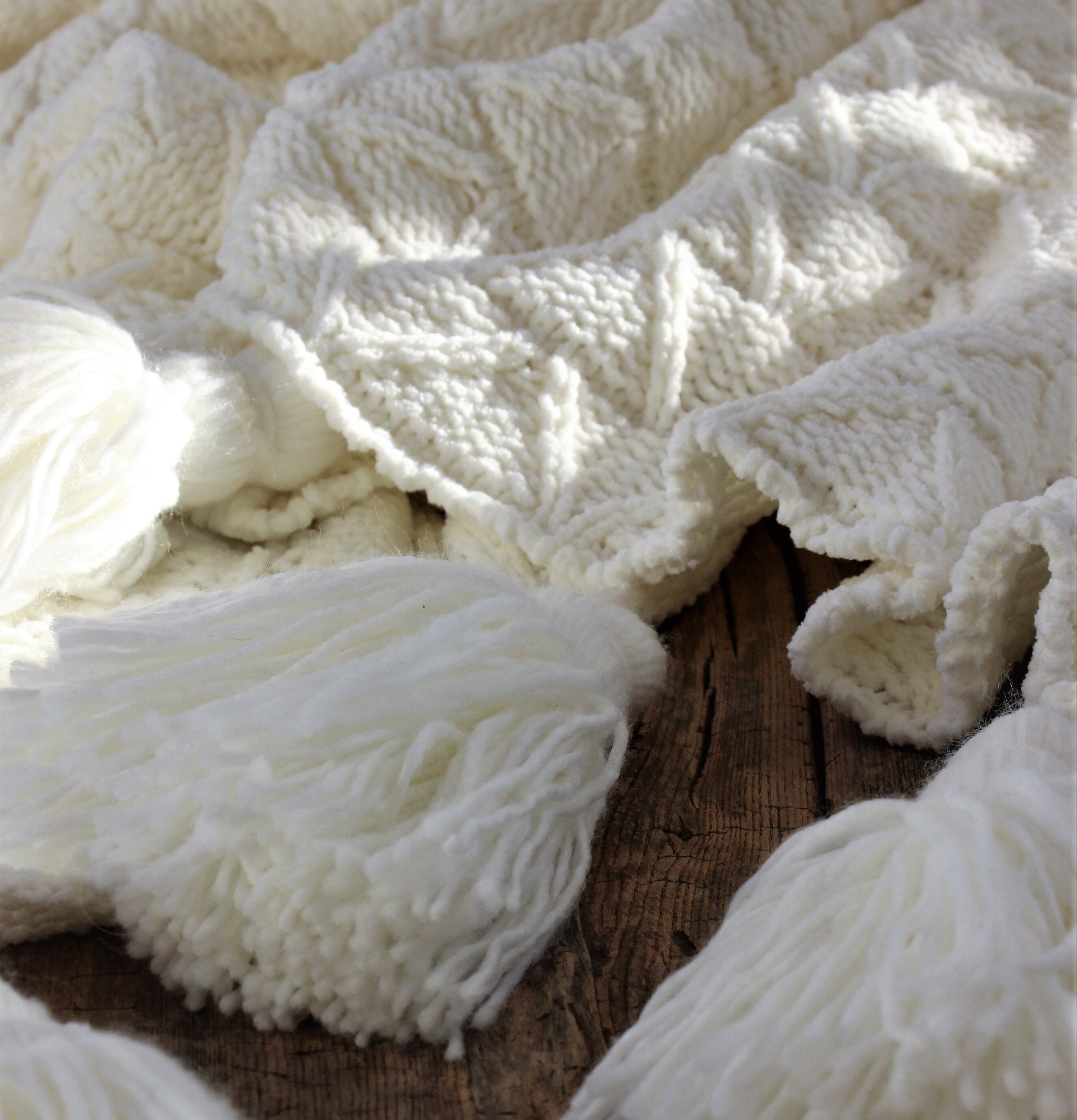 Pläd Majas Cottage Vit från Majas Cottage på rustik träyta