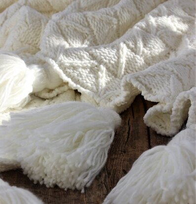 Pläd Majas Cottage Vit från Majas Cottage på rustik träyta