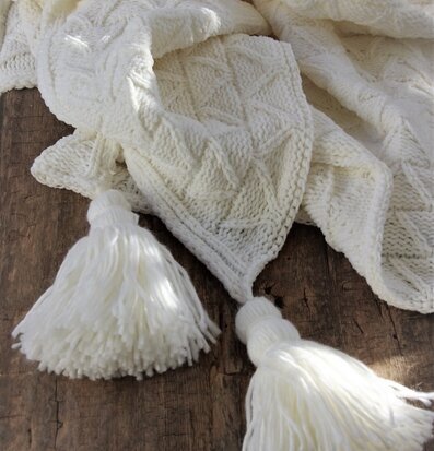 Pläd Majas Cottage Vit från Majas Cottage med tofsar