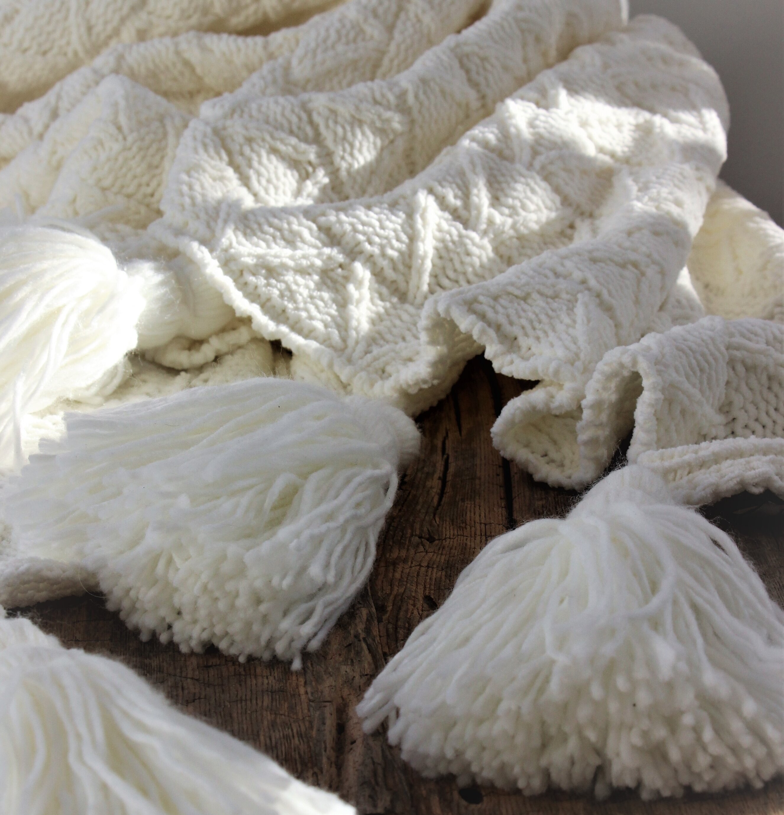 Pläd Majas Cottage Vit från Majas Cottage på rustikt träbord