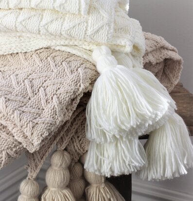 Pläd Majas Cottage Beige från Majas Cottage på rustik träpall