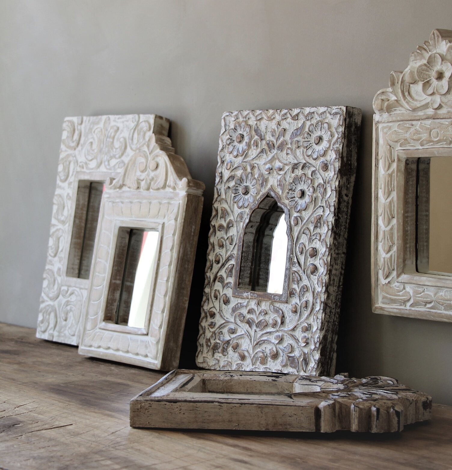 Spegel Lilium - Majas Cottage med snirklig, antik träram