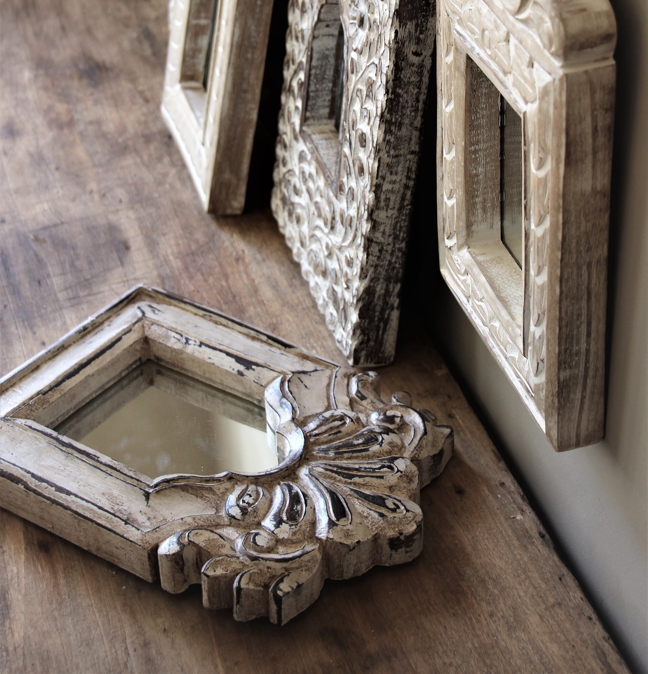 Spegel Lilium - Majas Cottage med intrikat snidad träram