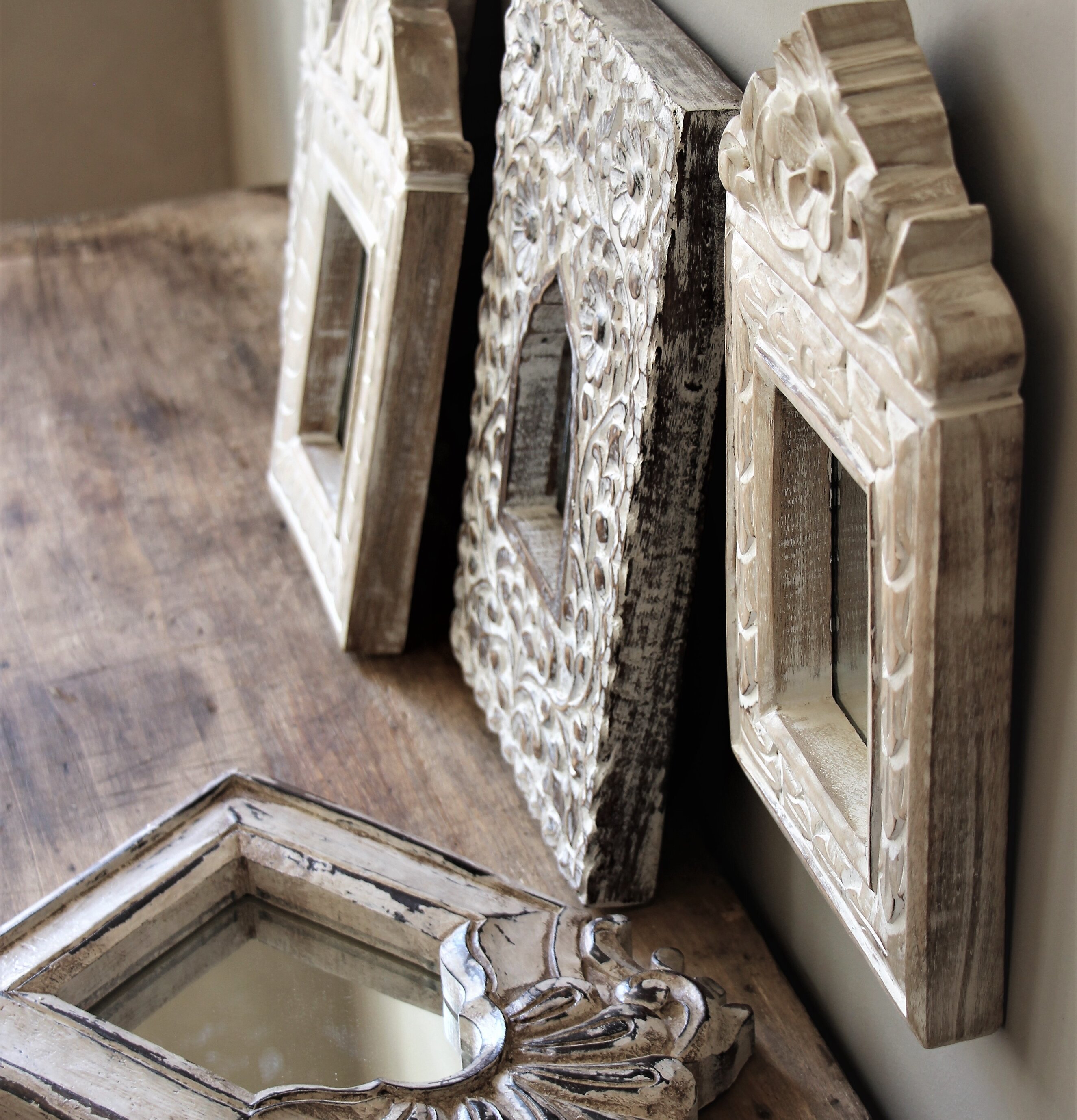 Spegel Flos - Majas Cottage med detaljerad vitlaserad träram