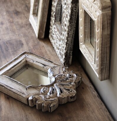 Spegel Lilium - Majas Cottage med intrikat snidad träram