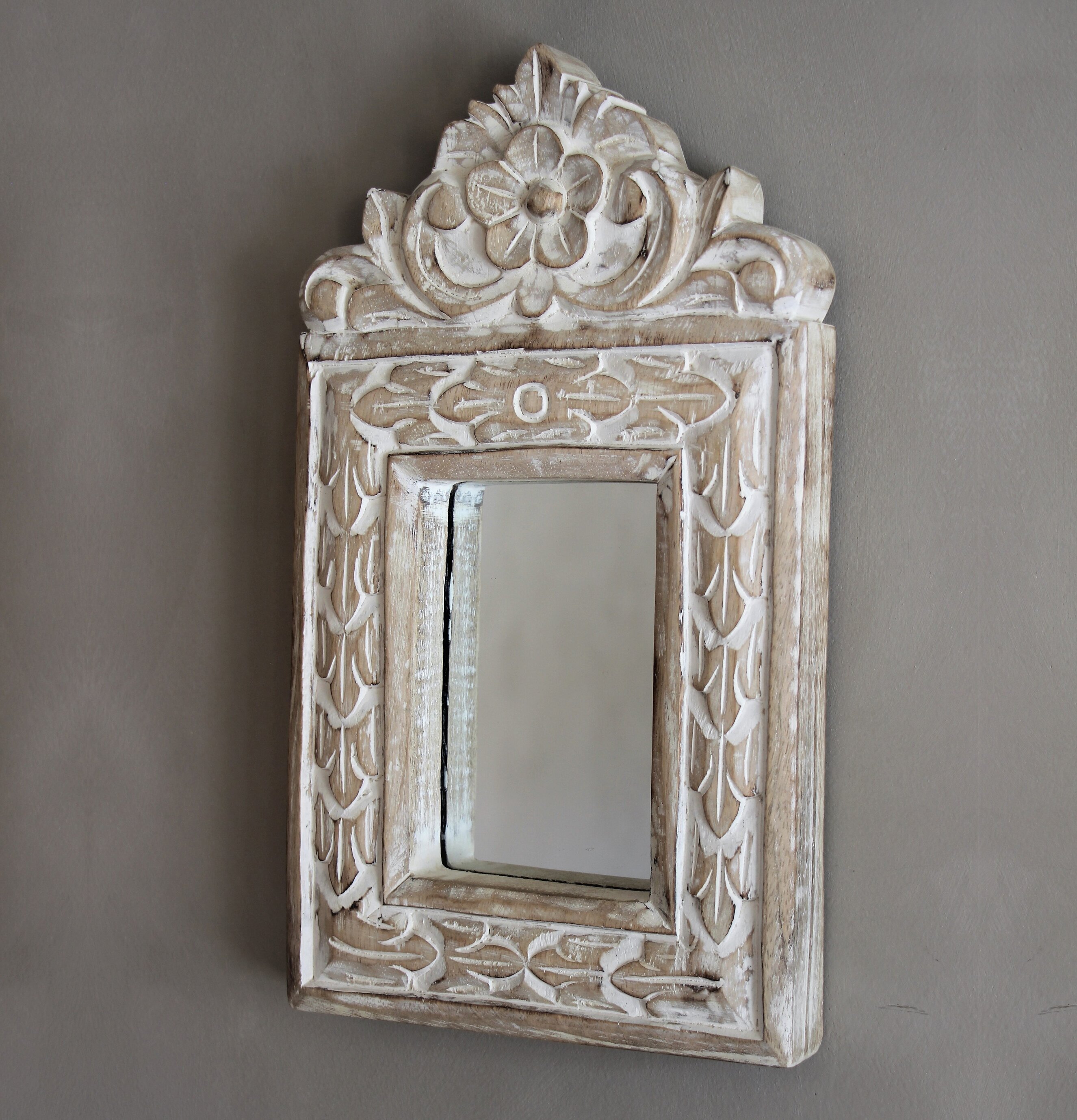 Spegel Flos - Majas Cottage med intrikat snidad träram