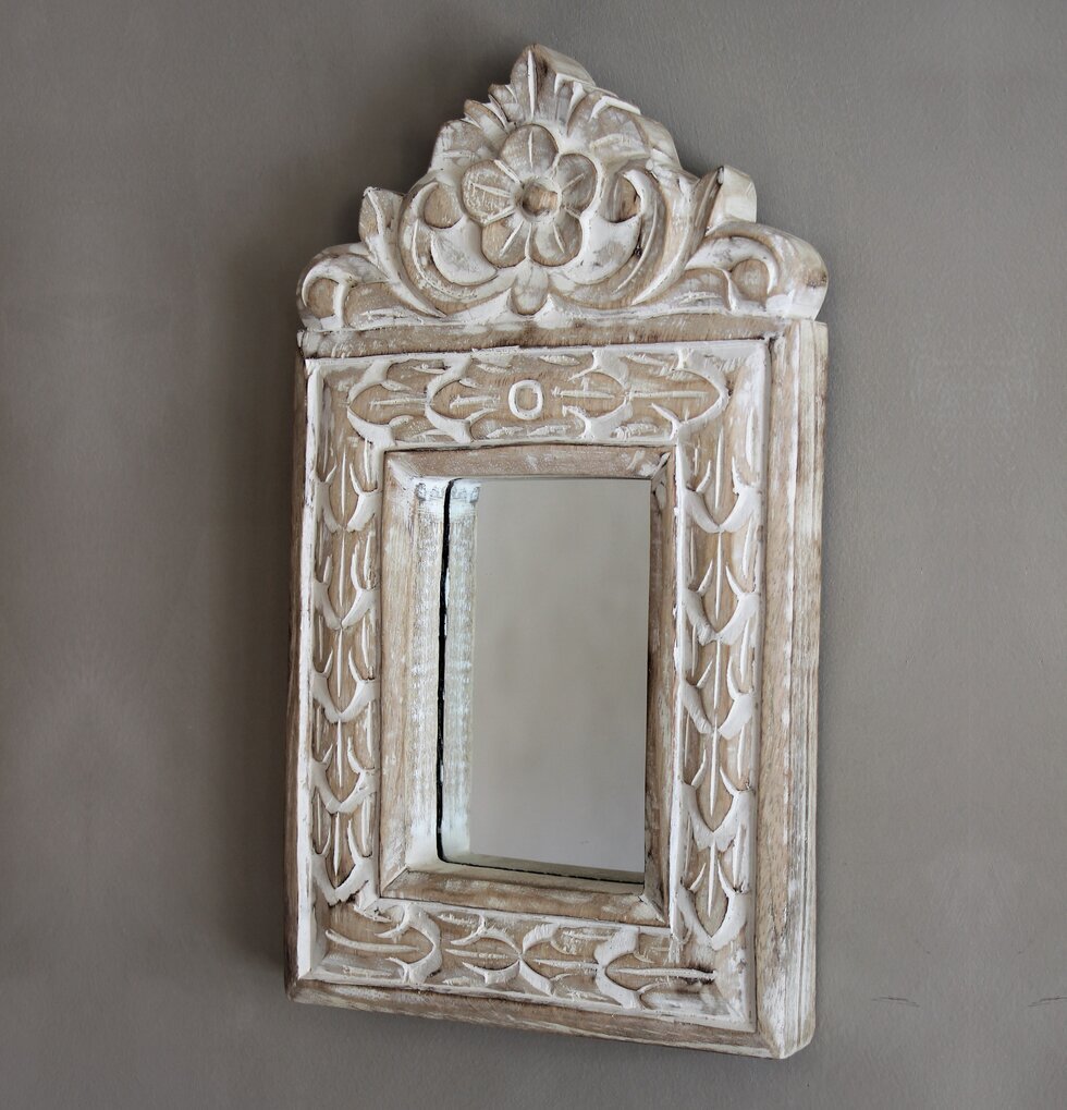 Spegel Flos - Majas Cottage med intrikat snidad träram