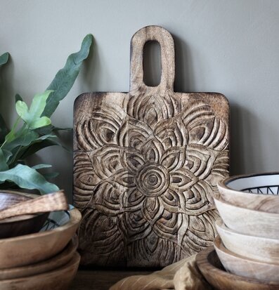 Fleur Skärbräda Rak från Majas Cottage med handkarvat mönster