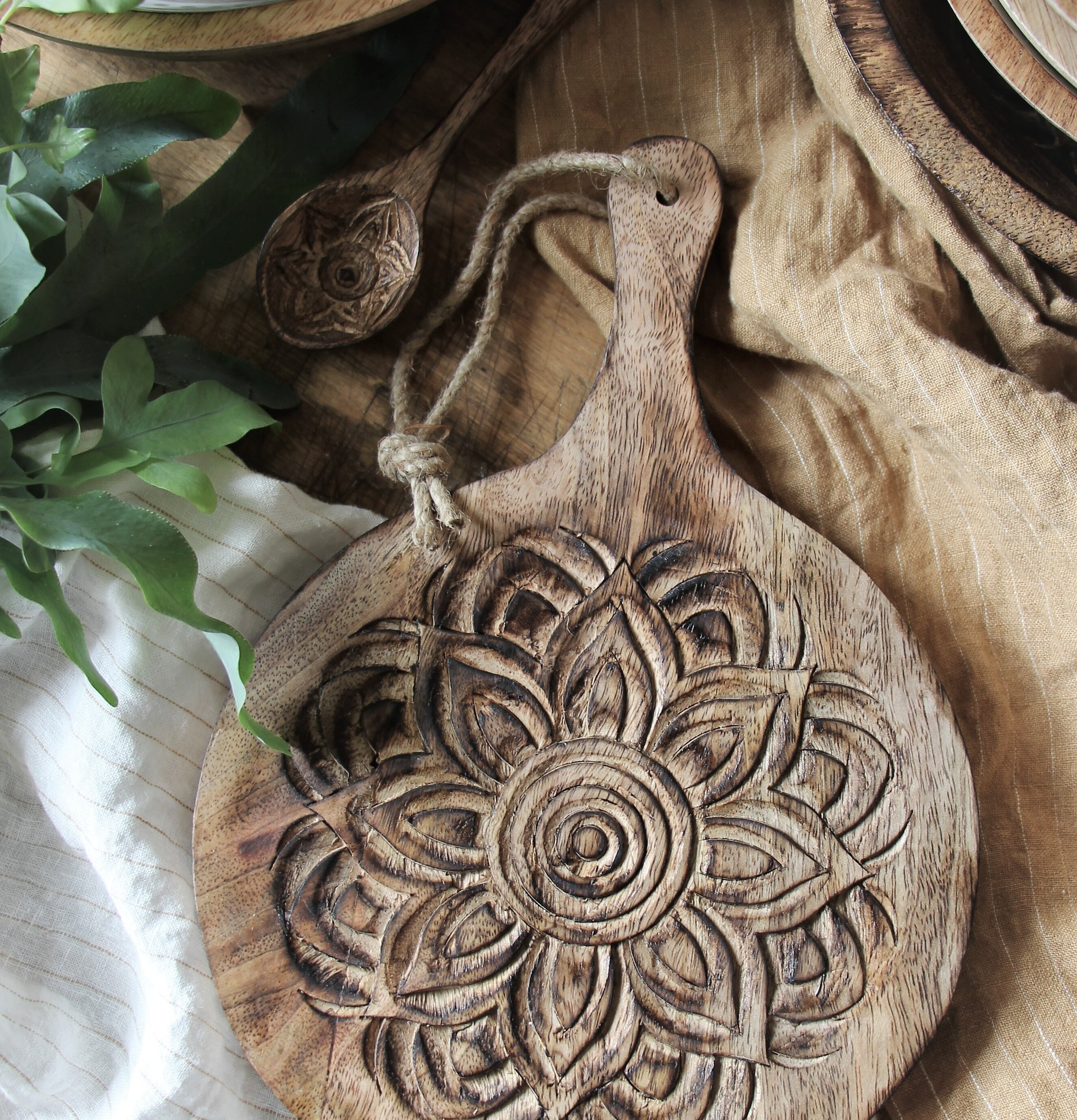 Fleur Skärbräda Rund från Majas Cottage med blomstermotiv