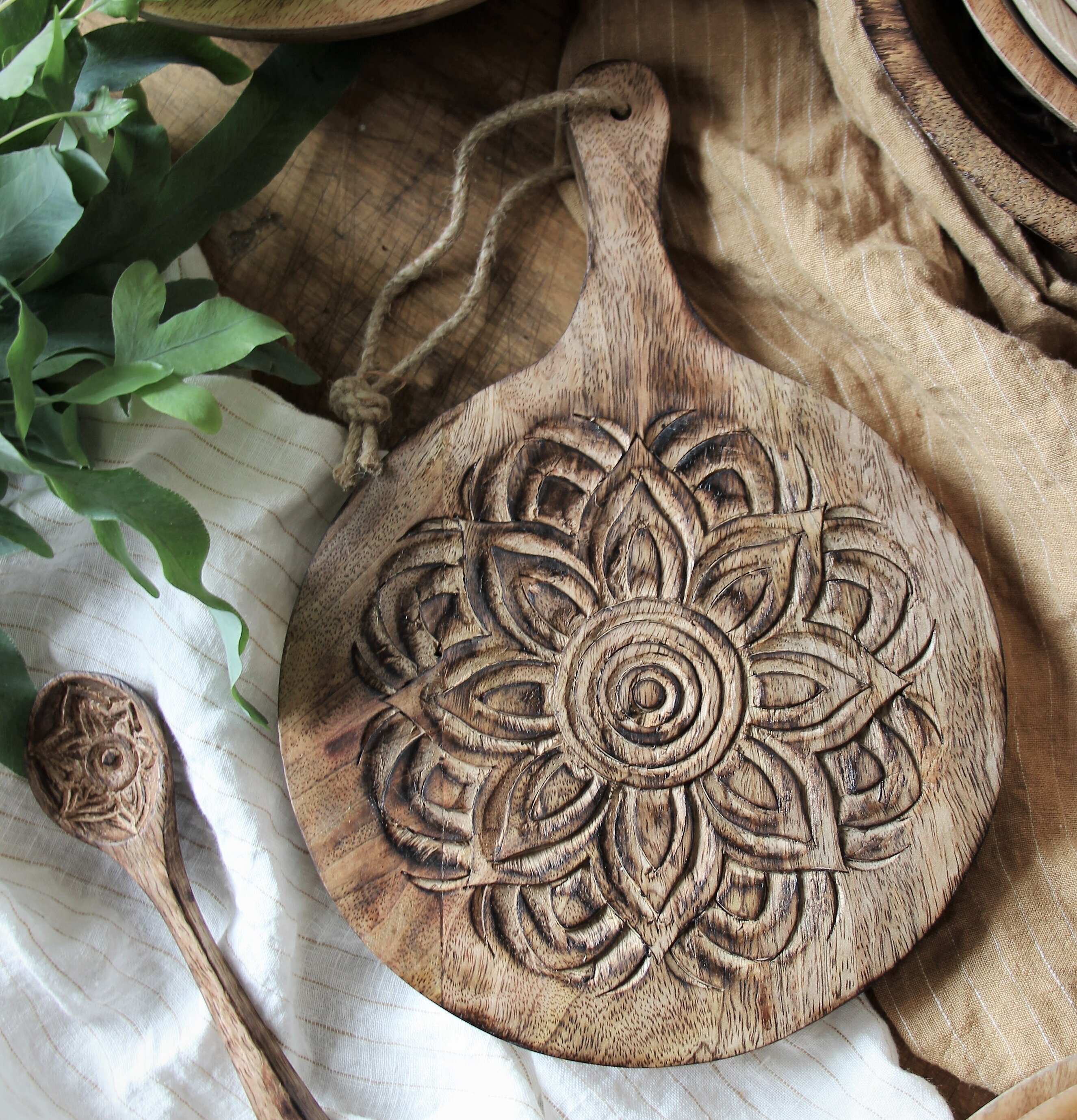 Fleur Skärbräda Rund från Majas Cottage med snidad design