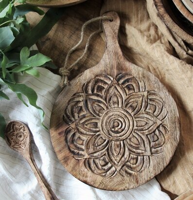 Fleur Skärbräda Rund från Majas Cottage med snidad design