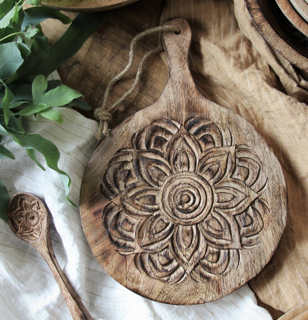 Fleur Skärbräda Rund från Majas Cottage med snidad design