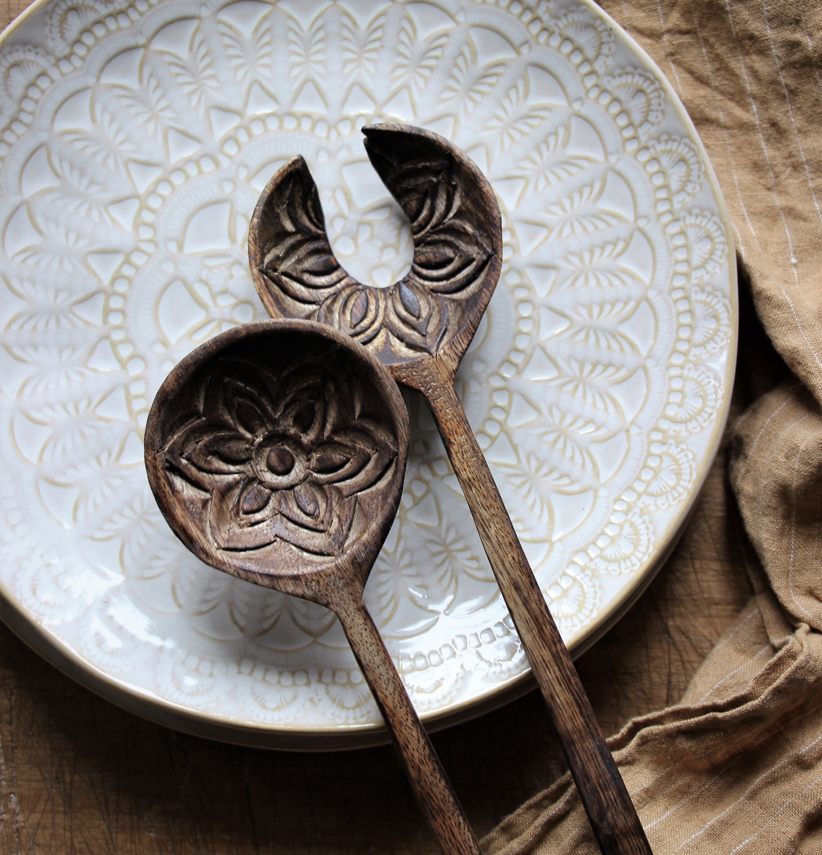 Fleur Salladsbestick från Majas Cottage på vit tallrik