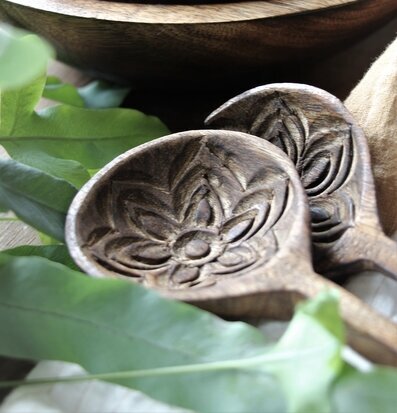 Fleur Salladsbestick från Majas Cottage på träbord med löv