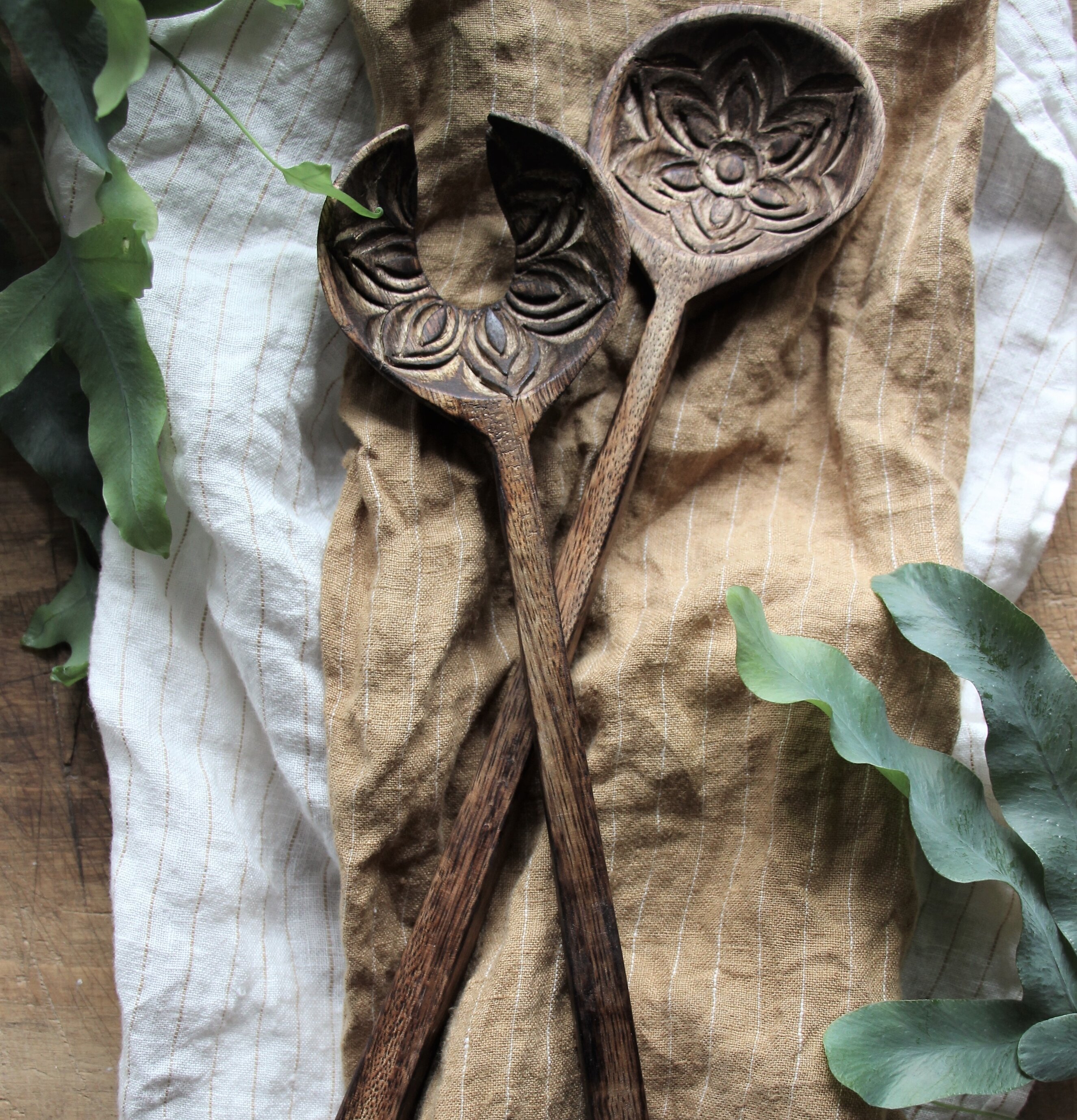 Fleur Salladsbestick från Majas Cottage på linne med blad