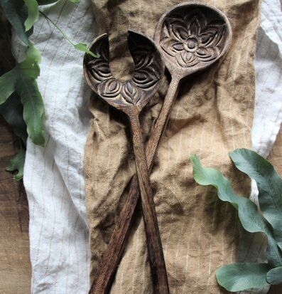 Fleur Salladsbestick från Majas Cottage på linne med blad