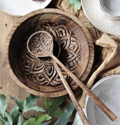 Fleur Salladsbestick från Majas Cottage i rustik miljö