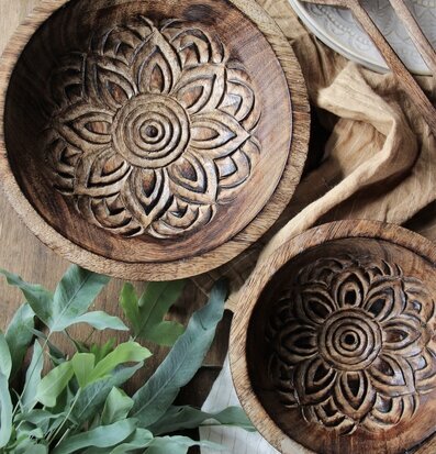 Fleur Träskål Liten - Majas Cottage på grovt träbord