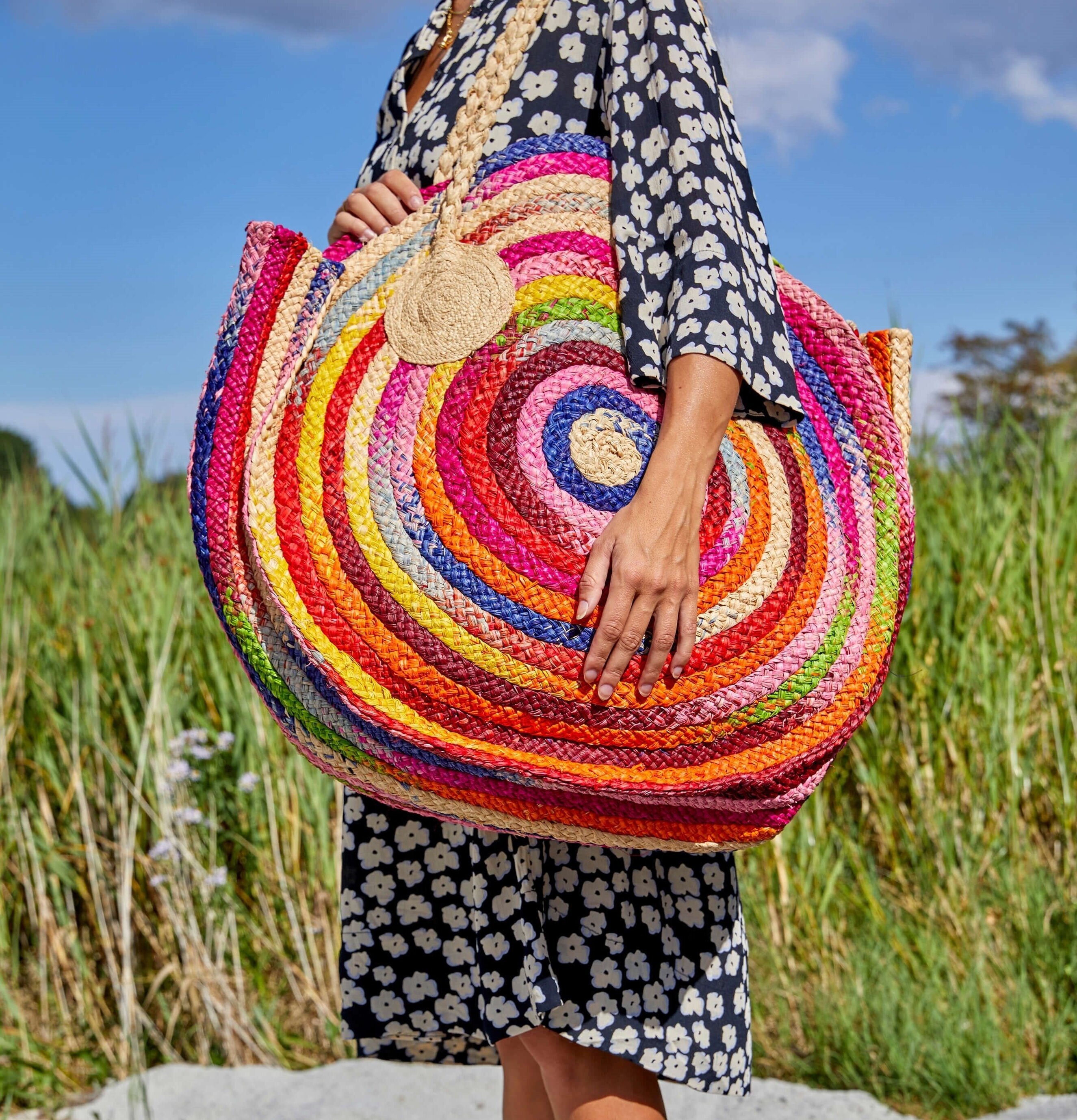 Väska Multicolor Stripes XL från Rice i en somrig strandmiljö