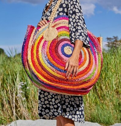 Väska Multicolor Stripes XL från Rice i en somrig strandmiljö