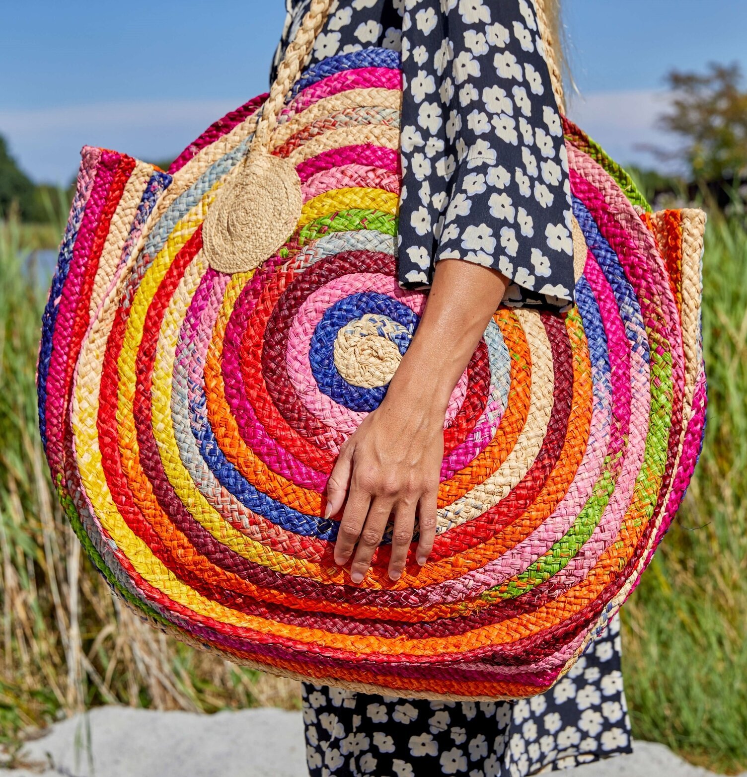 Väska Multicolor Stripes XL från Rice i naturlig miljö