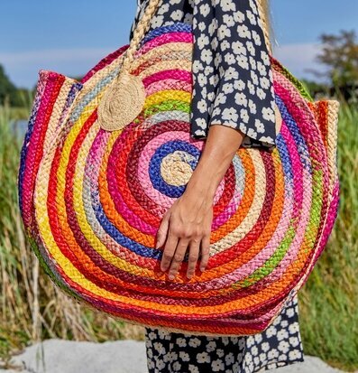 Väska Multicolor Stripes XL från Rice i naturlig miljö