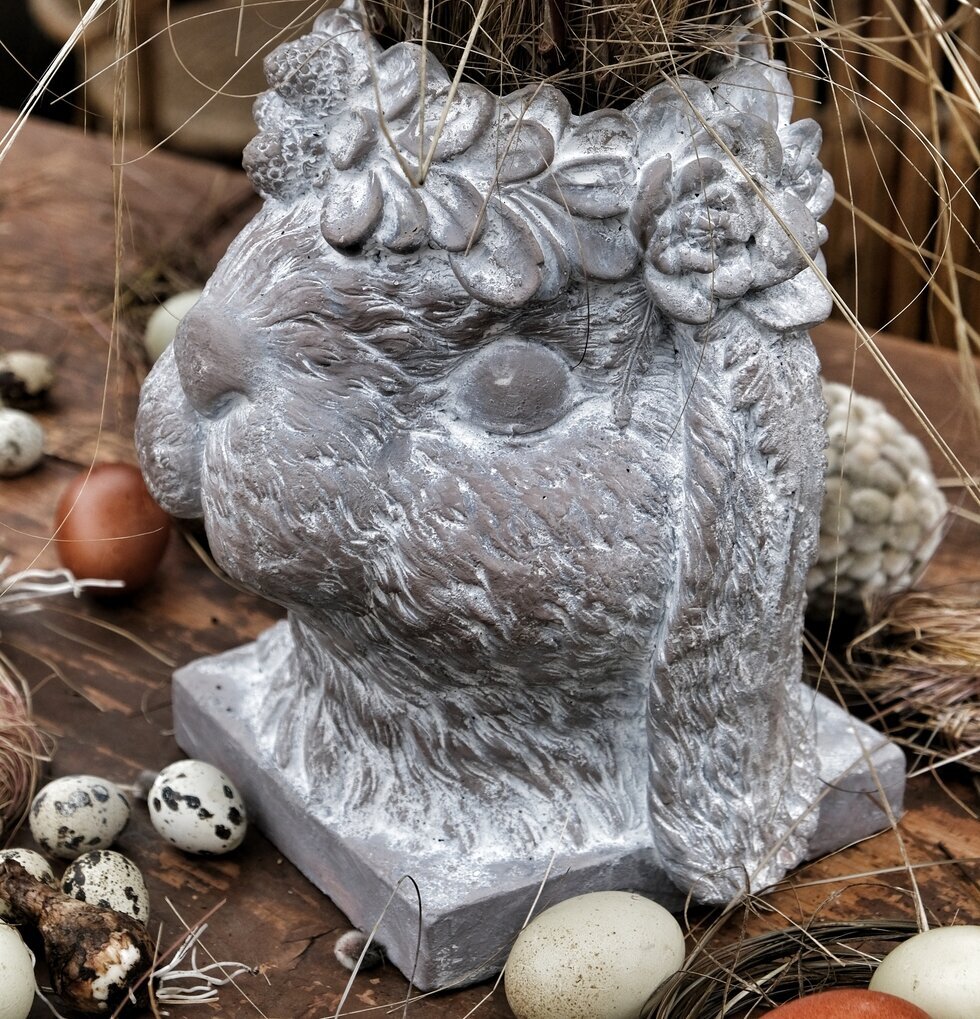 Kruka Ms Floral Bunny från Majas Cottage på träbord med ägg