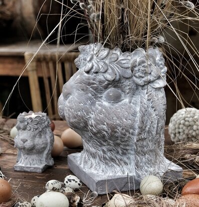 Kruka Ms Floral Bunny från Majas Cottage på ett träbord