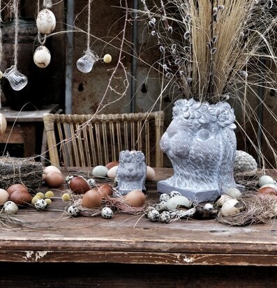 Ljushållare Ms Floral Bunny från Majas Cottage på träbord