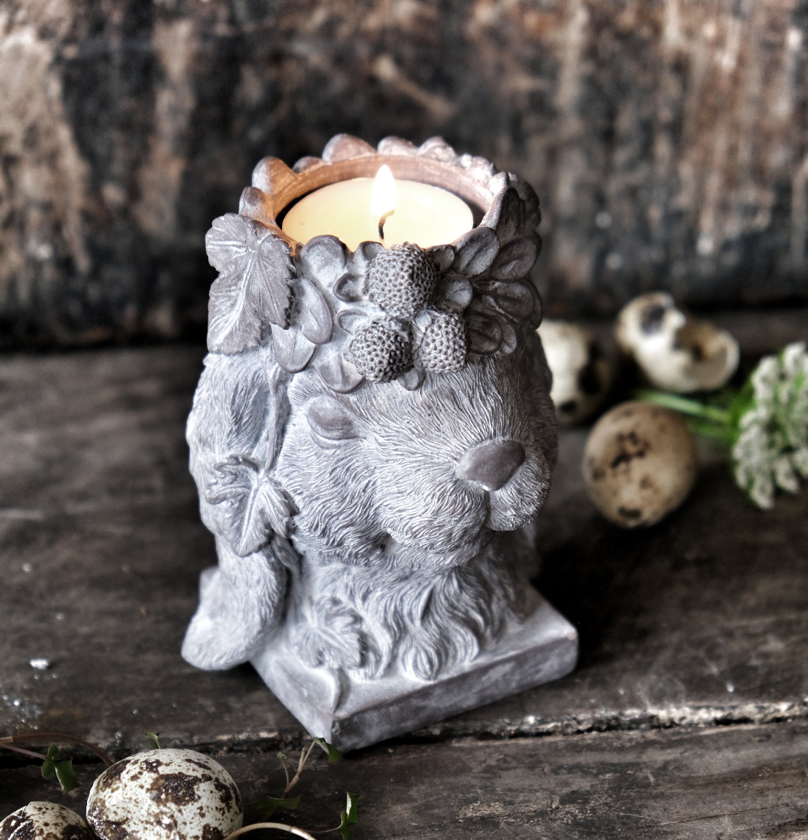 Ljushållare Ms Floral Bunny från Majas Cottage på träbord