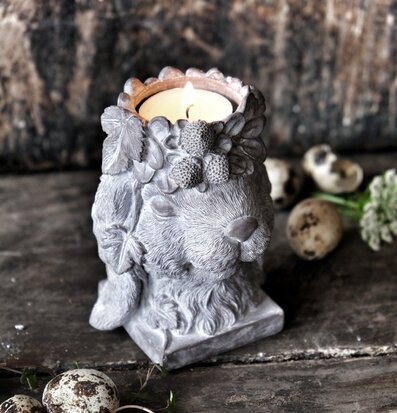 Ljushållare Ms Floral Bunny från Majas Cottage på träbord