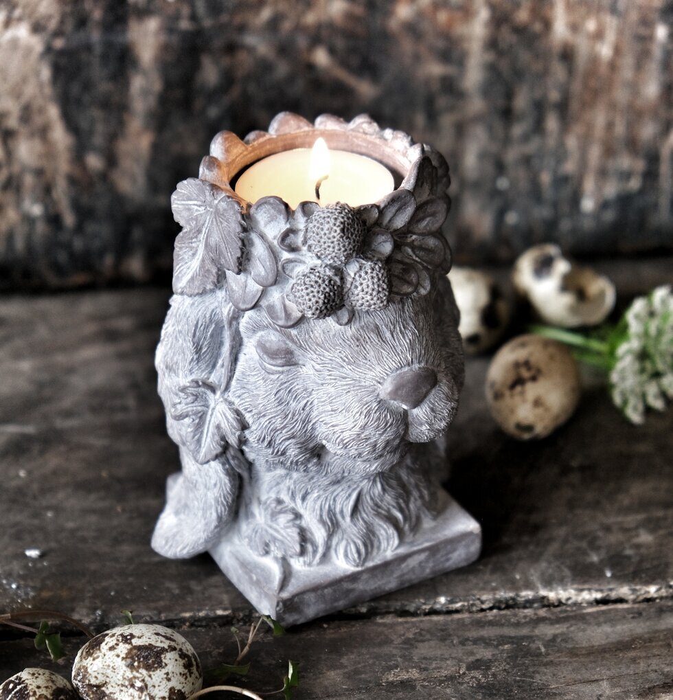 Ljushållare Ms Floral Bunny från Majas Cottage på träbord